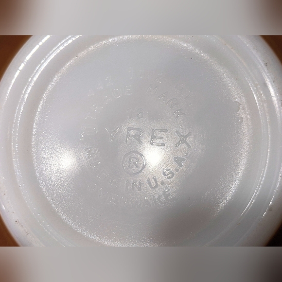 Pyrex Vintage Kitchen Americana Cinderella bowl 1.5 quart brown gold - Picture 4 of 5